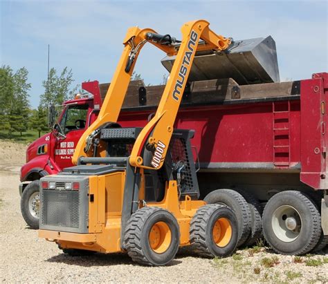 can a skid steer pick up 4000 ilbs|skid steer lifting capacity.